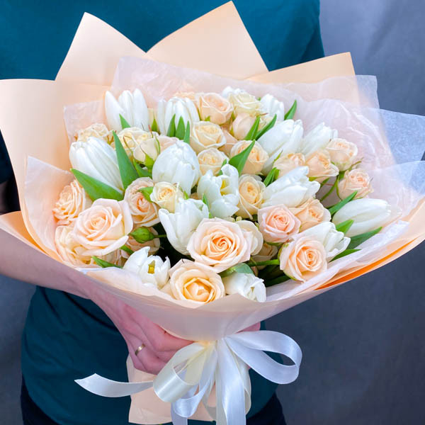 Нежность в лепестках - букет из белых тюльпанов и кустовой розы